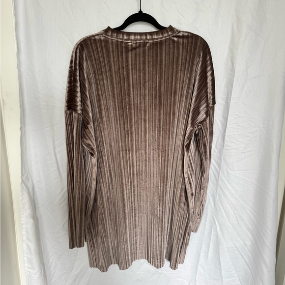 BOOHOO GRAY OVERSIZED PLEATED VELVET DIP BACK TUNIC IN SIZE 4 - Picture 4 of 5